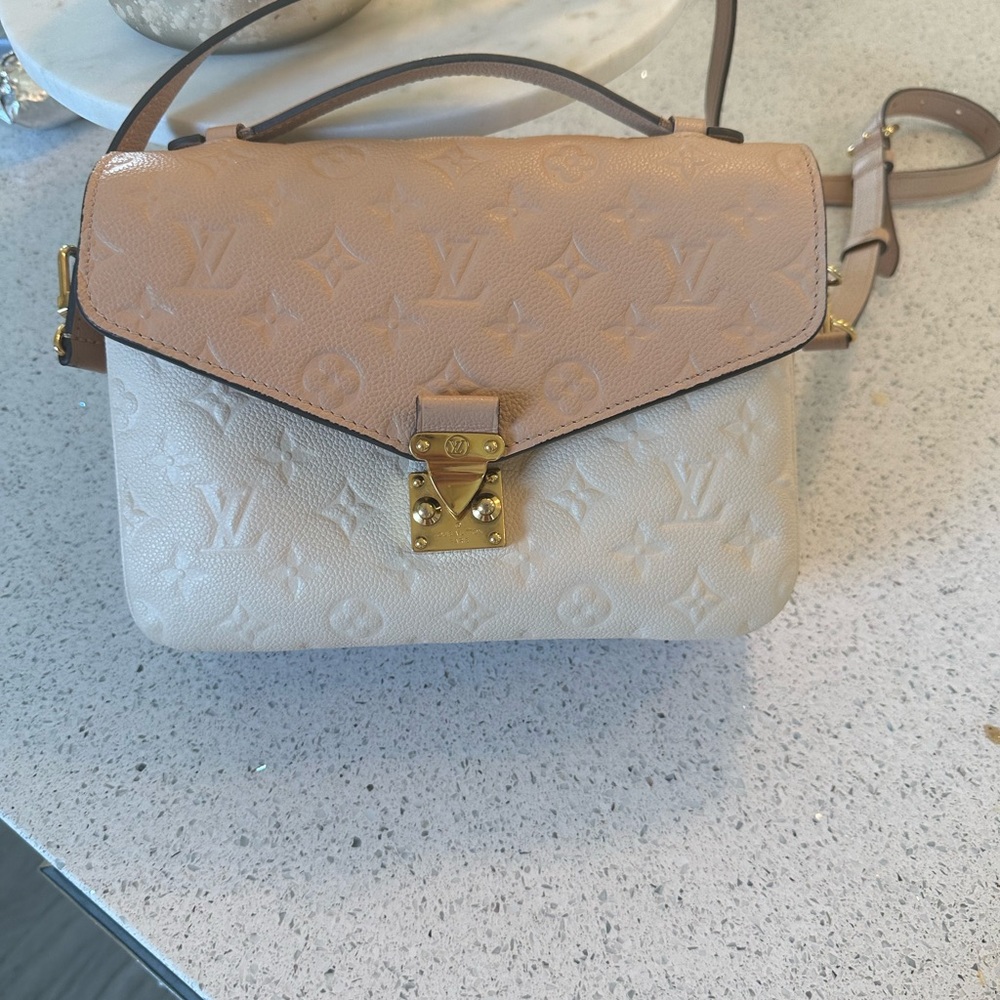 Luis Vuitton shoulder bag. This is a limited edition.